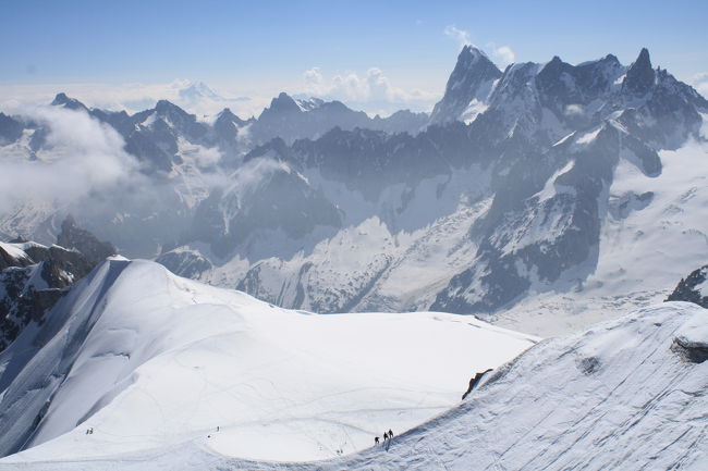 エイギーユ・ドウ・ミディから再びプンタ・エルブロンネルへ。<br />このロープウエイは進行方向に向かって左側の窓が開けられるようになっているので、往復すれば左右の景色を撮ることができます。これだけ広大な氷河（雪が積もっていますが）を見れるロープウエイは世界でここだけと思いますので、是非往復してください。