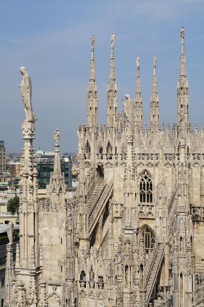 ドウオーモの屋上に上りましたが、尖塔をまじかに見ることができ、感激しました。