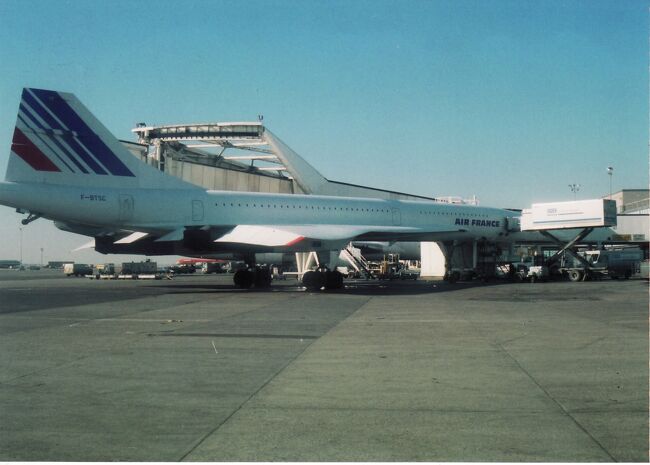 社用機のパイロットが見せに案内してくれた超音速旅客機コンコルド（JFK空港）<br /><br />＜社内誌記事抜粋＞<br />ＪＦケネディ空港へ近づくと、一足先に着陸態勢に入った真っ白く優美な姿のコンコルドを、はるか下方に見つけ教えてくれた。<br />着陸後は社用機の駐機場からはかなり離れたサテライトに着いたばかりのコンコルドのそばまで見に連れて行ってくれた。<br />そのとき、飛行中は空気との摩擦熱で機体が１フィートも伸びるのだと説明してくれ、まだ熱そうなコンコルドの写真を撮るのを待っていてくれた。<br />コンコルドの印象は胴体がすごく細く、スマートなことです。<br /><br />1969年就航し2003.11.26退役した。ロンドン、パリとニューヨーク間を運行。総生産機体数は20機。<br /><br />1965年、四大学学生仏工業視察団MJETでフランス南部トゥールーズにあるシュド・アヴィアシオンの工場見学の際、試作段階の機体を見学し、リヴェットを1本入手したのも思い出に残ります。<br />