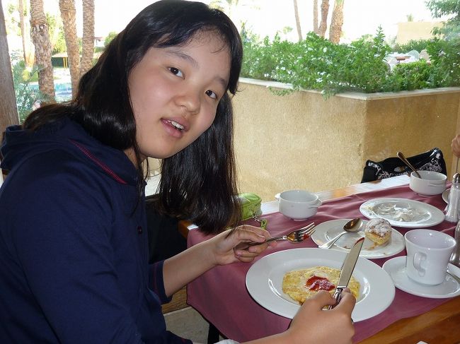 早朝到着便でしたのでまずはホテルで朝ご飯。<br />あれ？機内食2回目食べたんですけどねー<br />これを昔の南周り便時代は毎フライトごとに<br />食事が出て、ブロイラー状態といったとか言わないとか・・