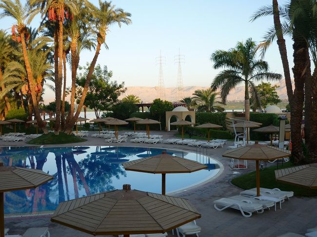 ホテルはソフィテルカルナック。<br />ホテルの中庭とプール。子供たちは泳ぎたかったらしいですが