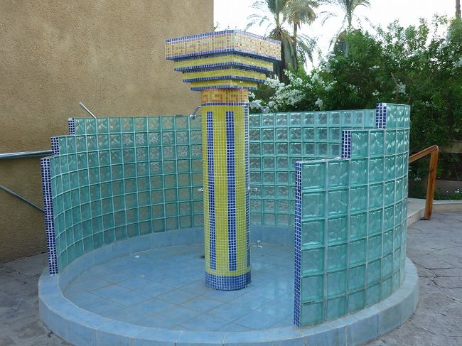 プールのシャワー。<br />なんとなく色使いが妙に中東かアラブなのでしょうか