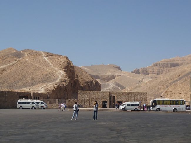 まずは1つ目のスポット王家の谷へ、王墓の中はもちろん、エリア内のカメラの持ち込みがＮＧですって。