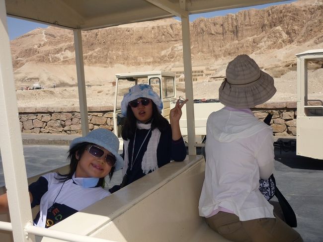 ハトシェプスト女王葬祭殿に、王家の谷同様、カートに乗せられみんなで連行されます。