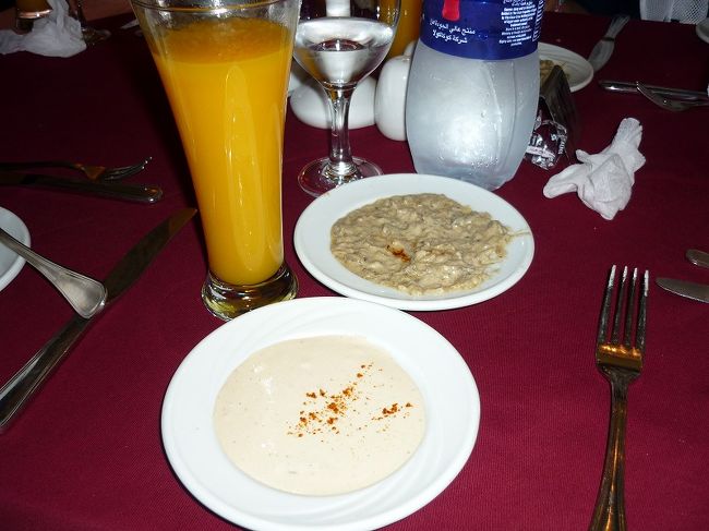 昼食。これからずっと「エイシ（パンのようなインドのナンのような食べ物）」の付け合わせに、ゴマペーストとなすのペーストが毎回登場します。