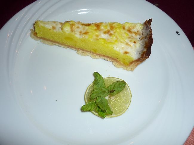 デザート。砂糖水がしみ込んでいてめっちゃアマーイ