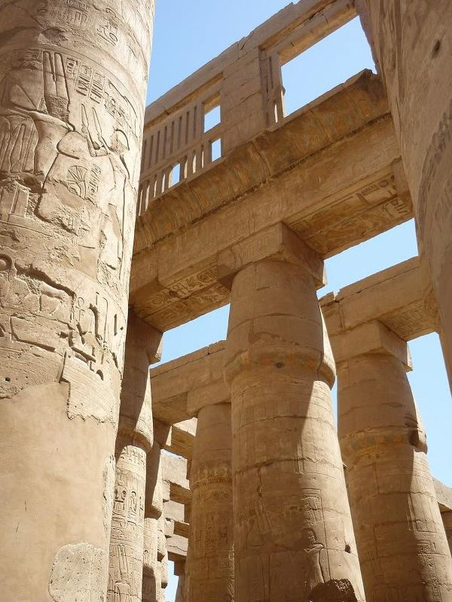 いきなり、カルナック神殿。ナイル殺人事件のワンシーンでも登場の大列柱室、当時は屋根ありでこの格子はその頃の名残とか・・・