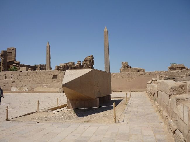 このねっ転がっているのが2本目、地震で倒壊したとか・・<br />3本目は後に出てきます。