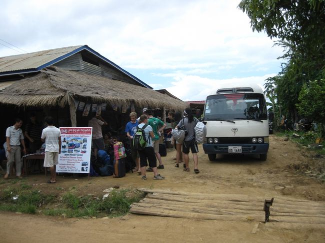 へ？コレがバス？<br /><br />キップには、プノンペン・ソーリャと書いててあるんだけど…まあいいや。<br /><br /><br />バスに乗り込むと、店員オーバーの状態。<br /><br />１人通路に座っていた。<br /><br />「大丈夫かい？」と聞くと、<br /><br />「ダイジョブだよ、どうせコーング島まで言ったら、誰か降りるから座れるよ。」<br /><br />「それって、俺のことだわ！」<br />