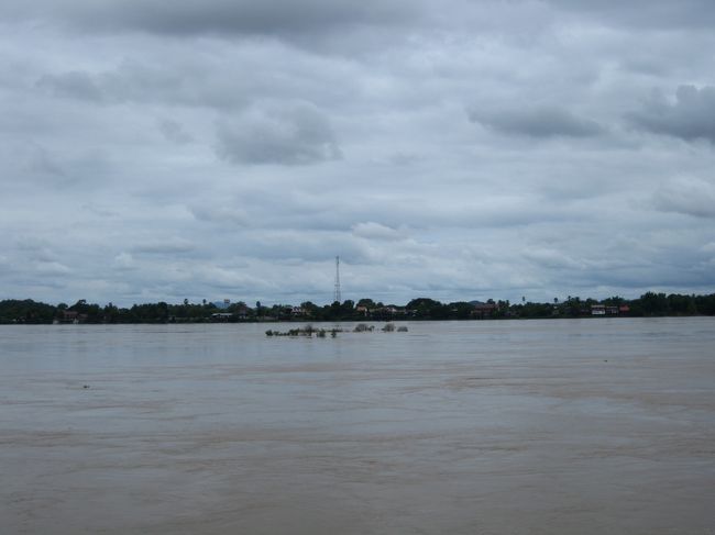 コーン島に着いた。<br /><br />降りた人は…<br /><br />結局俺一人だった。<br /><br />…なるほど、ここってあまり魅力のない無い島ってわけね…。<br />