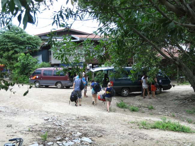 待合室に入ると、西洋人４人の集団が居た。<br /><br />彼らも島に行くのかなと思っていたら逆で、パクセへのミニバンを待っていたところだった。<br /><br />「コーン島は面白かった？」と聞くと、<br /><br />「１日いて、バイクを借り、過ごす分にはいいところかも知れないね。」とのこと。彼らは１日過ごして飽てしまったらしい。<br /><br /><br />彼らと話をしていると、地元の青年が横槍を入れてきた。<br /><br />「コーング島へは、沢山乗れば１人10,000K。１人で乗れば30,000K。パクセへはミニバンで50,000K。」<br /><br />俺は、<br />「まだ、島へ渡るか分からない。考え中だ。」と言っても、彼は、オウムのように同じ言葉を何度も繰り返した。どうやら酔ってるらしい。<br /><br />４人がミニバンに乗るのを見届けると、今度は、<br /><br />「待っている間、ビアラオを飲もう、10,000K。安い。」と言い出した。<br /><br />…うん？どこかで聞いたなあ…どうやら、これはビールをおごってもらう時のセリフらしい…<br /><br />彼はシツコイ。小さい身体で俺の腕をつかみ、背中を押して椅子から起こし、近くの店まで引っ張っていこうとした。<br /><br />俺がガンとして動かないでいると、しぶしぶと諦めてビールを飲みに近くの食道に向かった。<br />