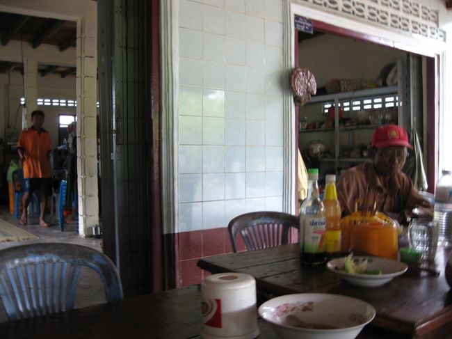 その後、どうしたかというと…<br /><br />歩くことにした。<br /><br />まず、腹ごしらえ。<br /><br />国道へ向かう途中に食道らしき所に入った。<br />