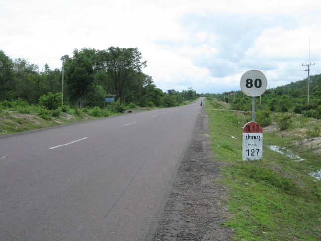 国道へ出た。<br /><br />さあて、歩こう！<br /><br />…と思って標識を見ると、パクセまで127kmあった。無謀…<br /><br />でも、テンソウやバスも走ってることだし。疲れたら手を上げて乗ればいいや…<br /><br />まあ。歩けるところまで歩こう…