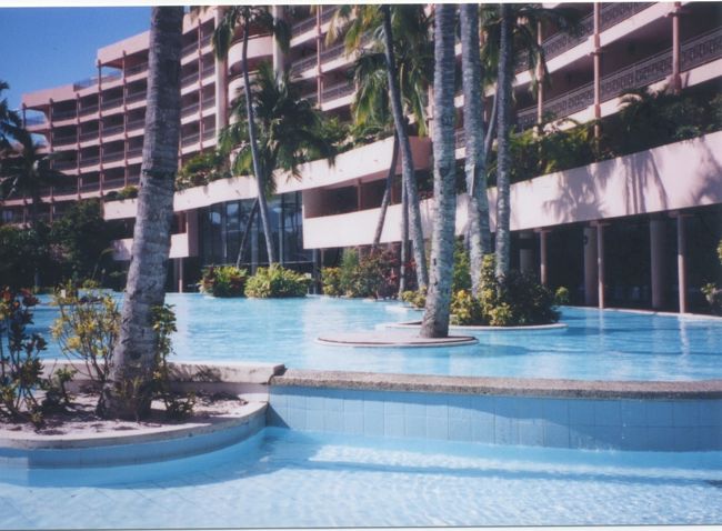 ホテルにはプールも。