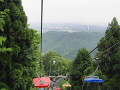 頂上では、うっすら富士山を拝むことができました。
帰りのリフト、最高に気持ちいいです！ 