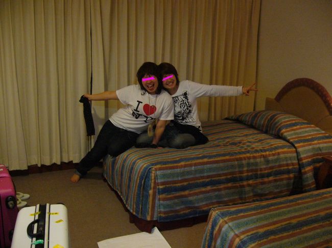 ホテル。<br />びびりまくって、２人部屋に４人で寝ました（笑）