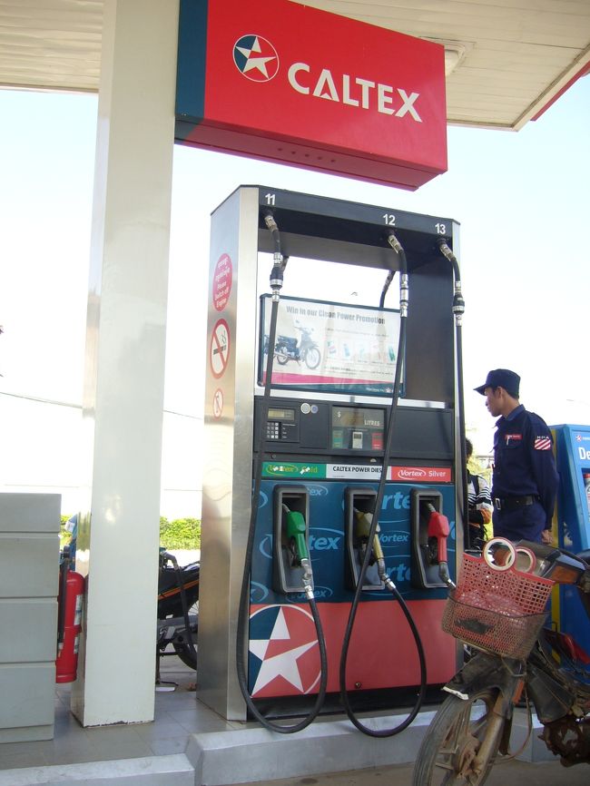 ガソリンスタンド<br />タクシーを１日２０ドルでチャーター。<br />