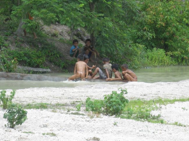もう、どうにでもなれや！<br /><br />開き直って歩き出す。<br /><br /><br />子ども裸になって、が水浴びをしている。<br /><br />…楽しそう…<br /><br />オッチャンも混ぜてや！
