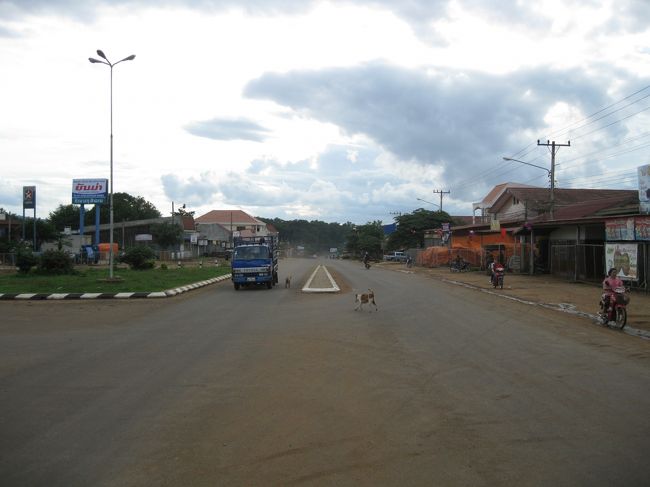 彼は地図を見せて、行きたいところを指すと、<br />「8kmあるよ。遠いよ」と言いながら、写真の方向を指さした。<br /><br />…うんん…ほんと…遠そう…<br />