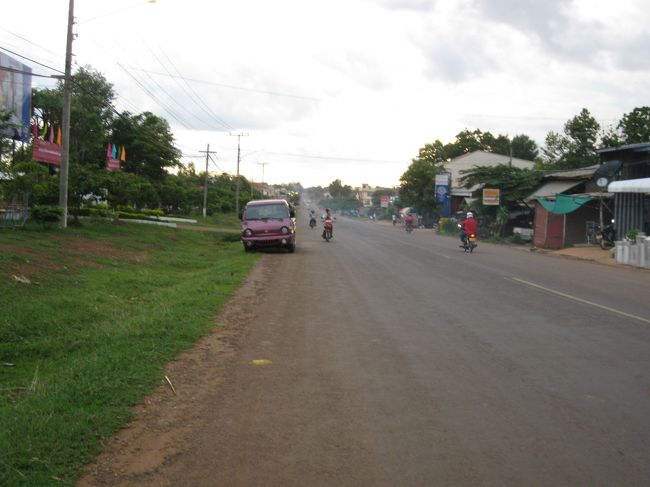 仕方なく歩き出す。<br /><br />8kmか…遠いなあ…でも、今日は歩くつもりでいたんだから、途中距離を短縮出来ただけでもラッキーと思うしか無いよな…<br /><br />…腹へった…<br /><br />でも、タイバーツとドルしかない。<br /><br />途中、食堂に立ち寄ったがラオスキップしか受け付けないと言われ、断念。<br /><br />仕方ない、このまま目的地まで歩くしか無いか…諦めて歩く。<br />