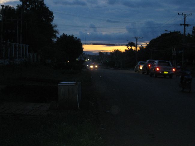 歩き出した頃はまだ陽が高かったのに、もう日替落ちた。<br /><br />ここから、街の中心部までは2kmとある。<br /><br />…もう少し…でも、8kmって長いなあ…<br /><br />腹へった…<br />