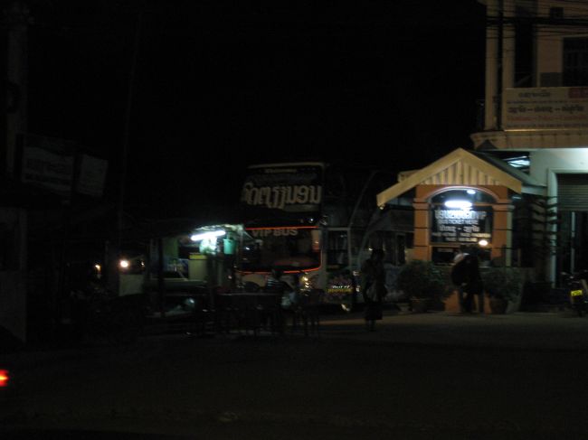 長距離バス停に到着。いつ出来たんだろう？まだ新しそう。地図にも乗ってない。<br /><br />デット島からのバスはここに到着したのだろうか？<br /><br />ミニバスだから違うか、街の真ん中か？…<br /><br />ターミナルの構内に入り、社員からバス情報を仕入れる。<br /><br />どうやら、ここはダーオファン市場の近くとのこと。<br /><br />ここからは、ローカルバスでなく、国際バスも出ているらしい。<br /><br /><br />「腹減ったなあ…でも、キップは持ってないしなあ…」と愚痴ると、<br /><br />「俺が取り替えてあげるよ」と社員から鶴の一声が。<br />