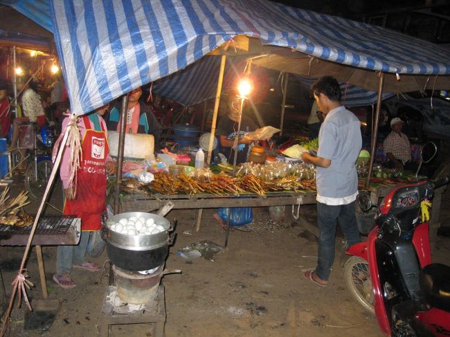 早速、外に出て、近くの屋台で鶏足とカオニャオ（もち米）を買う。<br /><br />暗闇に座り、ガツガツとむさぼりつく。<br /><br />旨かったなあ。<br /><br />最近、味覚がある日が多くなった。<br /><br />この日は、疲れていると思うが、味覚があった。<br />