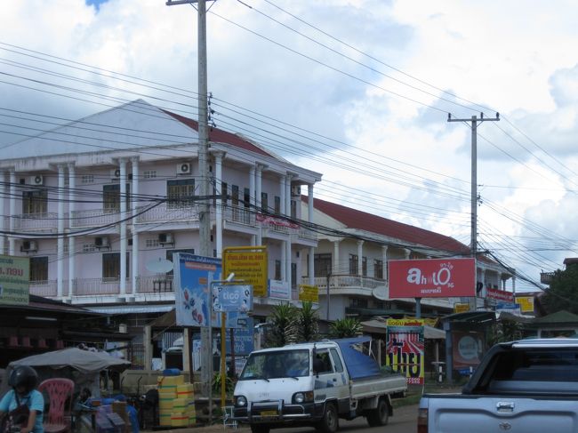 翌日、体調は良好。<br /><br />銀行へ行きドルをキップに換えなければならない。<br /><br />そういえば、ターミナルから宿へ着くまでに沢山銀行があったなあ。<br /><br />ついでに、ターミナルも何処にあったのか確かめて来よう。<br /><br />ということで、この三階ある建物の１階にターミナルが入っていた。<br />