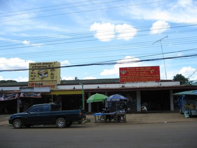 隣には簡単な市場があった。<br />