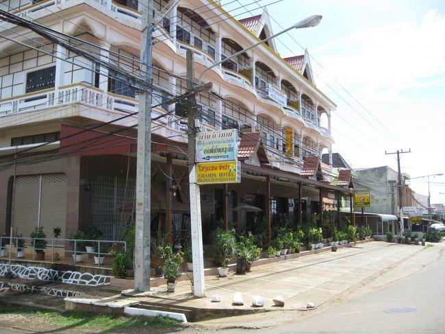 市場を出て市街へ向かう。<br /><br />これがターミナルから一番近い宿か？<br /><br />「Champa Hotel」<br />