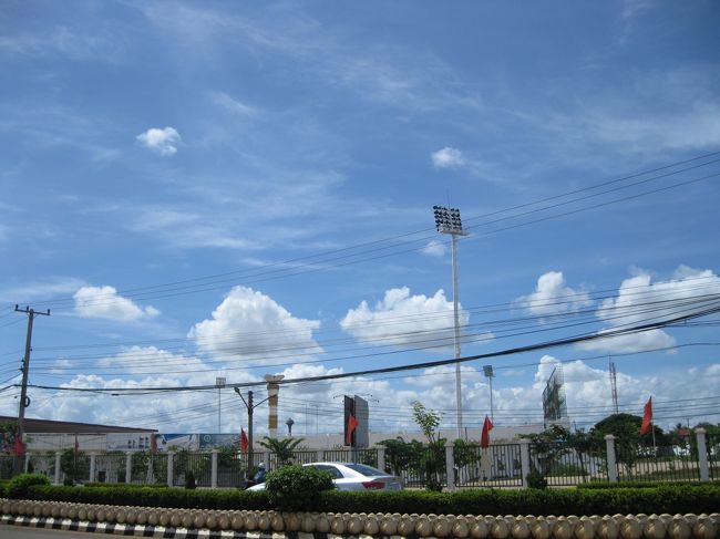 スタジアムがある。<br /><br />これは、昔の地図にもあるぞ。<br /><br />左手に交差している道路を真っ直ぐ行くとダーオファン市場らしい。<br />