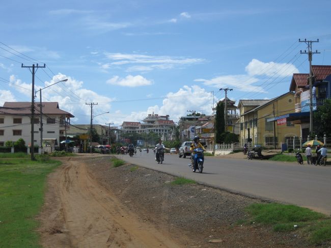 歩みを進める。<br /><br />通りの奥に見えてきたのは「チャンパサック・パレス・ホテル」<br /><br />暗闇でこのホテルのイルミネーションが映えていたっけなあ。<br /><br />