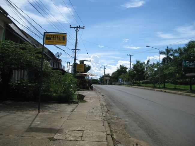 前方にロータリーが見えてくる。<br /><br />進むべき方向は真っ直ぐ。<br /><br />ぐるりと回り歩みを進める。<br />