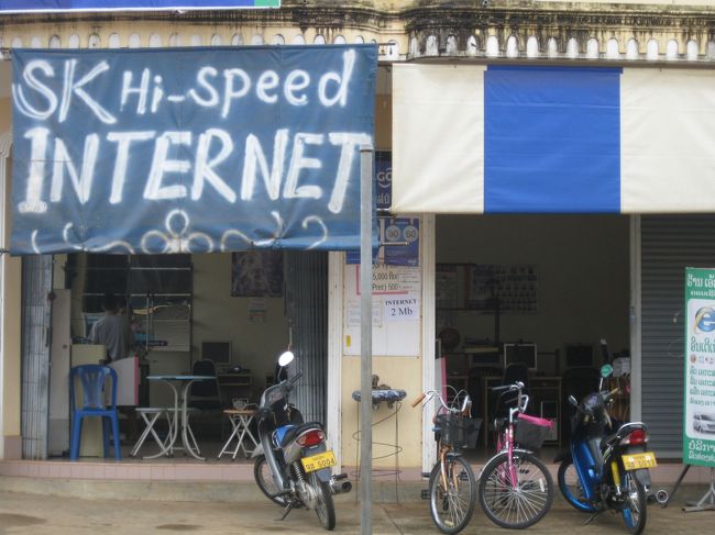 宿の周りを散策。<br /><br />インターネットカフェは何件かあったが、ここだけしか使わなかった。<br /><br />「回線速度が2MBとあります」とうたっていた。朝は7時半から営業。<br /><br />夕方、混んでいるときに来て使ったが、この時は400KBしかなかった。<br /><br />なので、誰も使ってない朝早くここに来て旅行記の写真をアップロードした。<br />