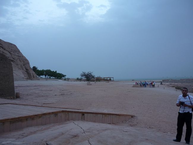 アブシンベルの朝日がアブシンベル神殿を照らす！<br />あれー曇ってるー<br />こんなことめったにないのですが・・とツアーガイドさん<br />誰やー曇り女？いや男かも