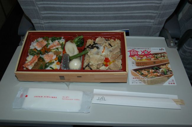 まずは恒例の機内食紹介から。JALは東京〜ソウル線の食事をすべてお弁当形式にしてますね。8月のラインナップは2色丼御膳シリーズなそうでして、1日〜10日は、「彩りチラシ寿司」と「韓国風豚丼」でした。両者の間には、小松菜のおひたしとこんにゃくや里芋の煮物がはいっています。<br />ちょっと辛目の豚丼とチラシ寿司は、意外な組み合わせのような気もしますが、どちらもそつなく、日本人が作っていると思わせる味付けです。