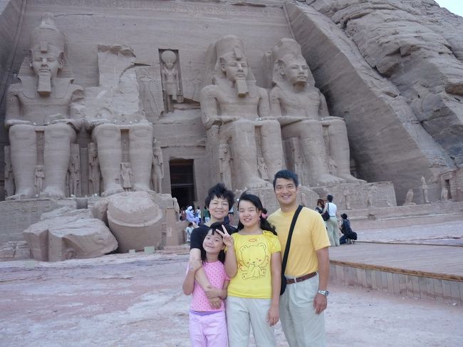 昨夜の音と光のショウより近くでみて、大きさは圧巻です。<br />