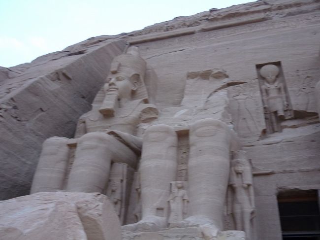 向かって左側。同じラムセス2世の石造ですが一番若い時から順に右に移っていきます。2つ目は倒壊していますが、ユネスコがアスワンハイダム完成時に水没するために移設する前の当時のまま頭部を前に転がしています。<br />こだわるねぇ