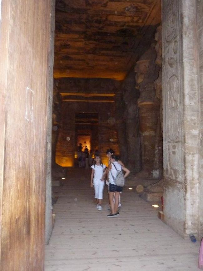 内部の撮影はＮＧですが、入口の一番手前のところならOKということで1枚。<br />入ってすぐの左右の石造は圧巻です。