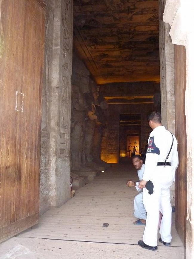 入口の門番さん。入り口のかぎが古代エジプトのレリーフにもよく描かれている命のカギ「アンク」を持たせて記念写真を撮れと促してきます。