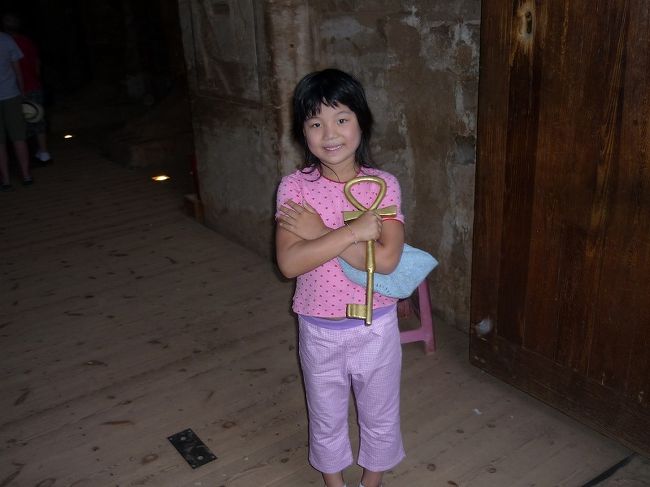 娘が死者のポーズをとって一枚。当然、バクシーシ(チップ）を要求されます。でも希望の方は承知の上でどうぞ・・