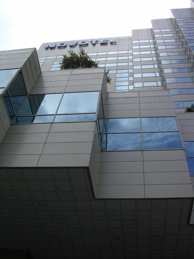 一泊目のホテルは「ノボテル・アンバサダー江南」を選択。いろんな書き込みサイトで評判はいろいろですが、個人的には大満足。金浦空港から乗り換えなしで新線9号線の新論硯駅から徒歩5分くらいで、道路を挟んでコンビニもあって超便利。フロントもしっかり対応してくれたし英語はもちろん、日本語も話せるスタッフがいました。超高級ではありませんが、まだ新しさを感じる部屋もそこそこ広いし、トイレもシャワー式だし、朝食も2500W程度でメニューも豊富。不満を述べるところはありません。<br />ちなみにすぐ隣が超高級？なリッツカールトンです。