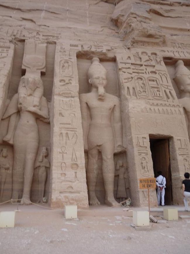 小神殿、小ぶりですが内部のレリーフ、壁画は繊細です。