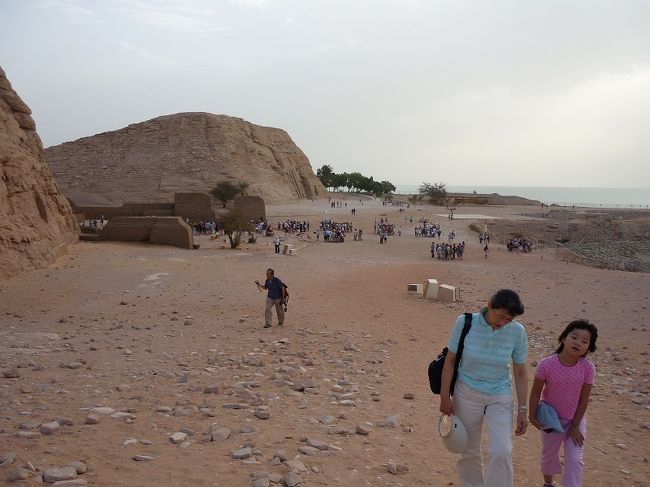 アブシンベル神殿を見学するゲートの入口は大神殿の裏側にあり、ぐるっと回りこんでいくのです、でもちょっとショートカットできます。これは帰りの画像で本当はこの画像の右側を回りこんできます。<br />