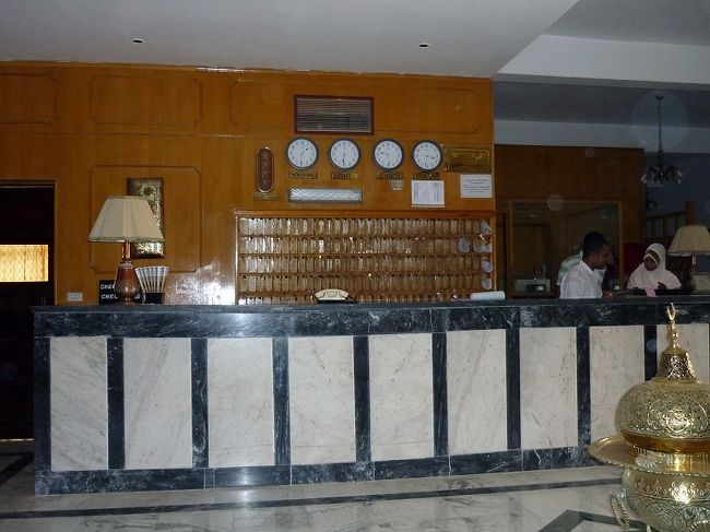 ホテルフロント。<br />4つの世界時計でNewYork、GMT、Cairo、Tokyoの時刻が<br />うれしいじゃないですか、こんなところでアジアの代表としての<br />日本がありました。<br />