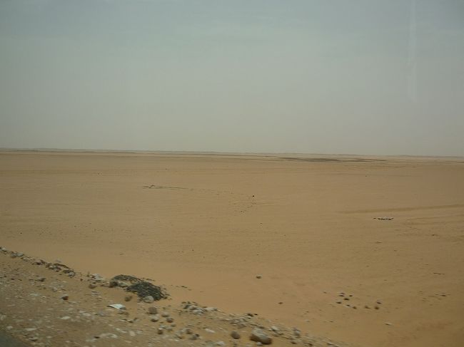 またまた3時間砂漠を走ってアスワンへ