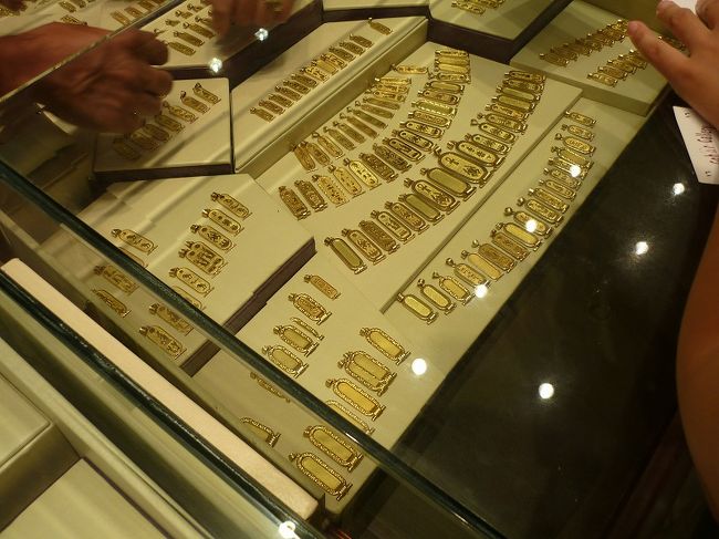 ファラオ、王妃のカルトゥーシュの裏に自分の名前を入れてもらうものです。両面で2万円強でしょうか、重さによって価格が変わります。<br />片面の名入れだけなら1万5千円くらいでしょうか