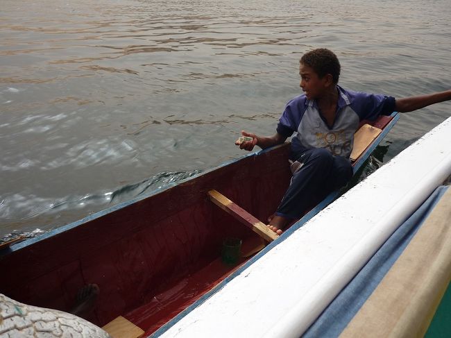 途中で子供が小舟で寄ってきて歌を歌います。ハイチップちょーだい。<br />多色ボールペンが喜ばれるということで、これをあげたら、なんやこれぽッツちかという顔をされました。で、そのペンも渡船の船頭のおっさん(上の写真のおじさん）に渡してました。