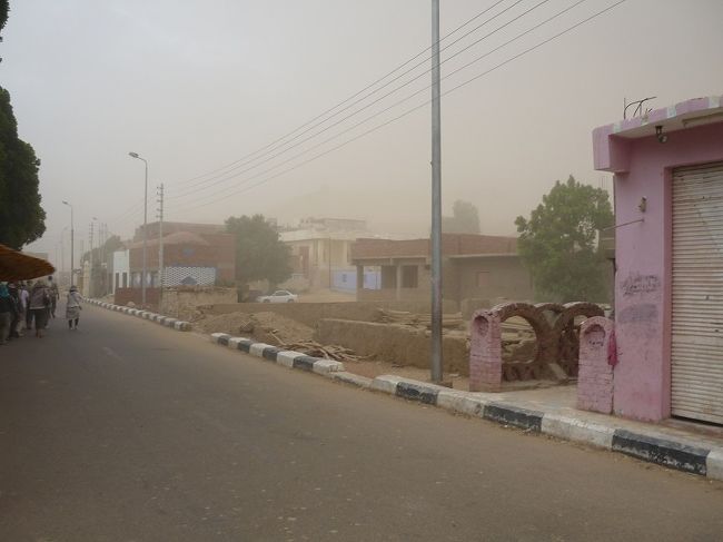 次第に砂嵐、雷鳴がしだして・・
