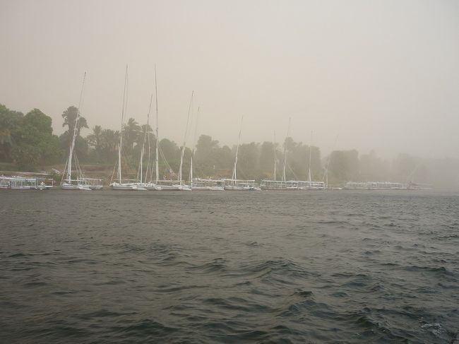 砂嵐で対岸まで見通せません。風も強くなり船上もしぶきがかかります。<br />案の定水上警察が来て直ぐ直進して最も近い船着き場に上がれとの指示。<br />そんなん他人の船着き場につけて文句言われたらどうすんともめて、ほんだら警察さん一緒に来て説明してくれ、て言うたら警察さんだまってはなれていったそうな